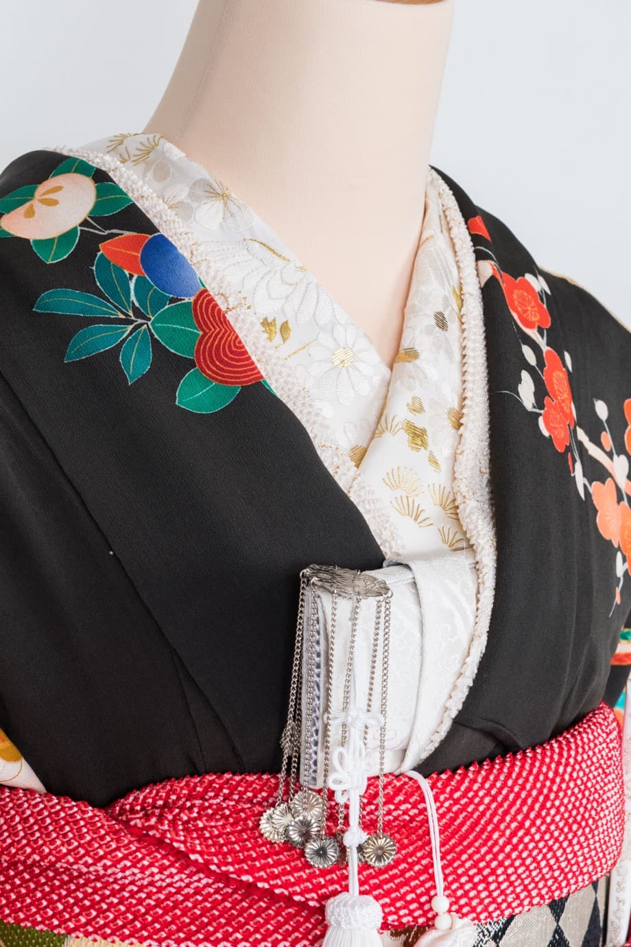 【和装の結婚式】舞い踊る檜扇に御所車と百花繚乱の五つ紋付黒振袖