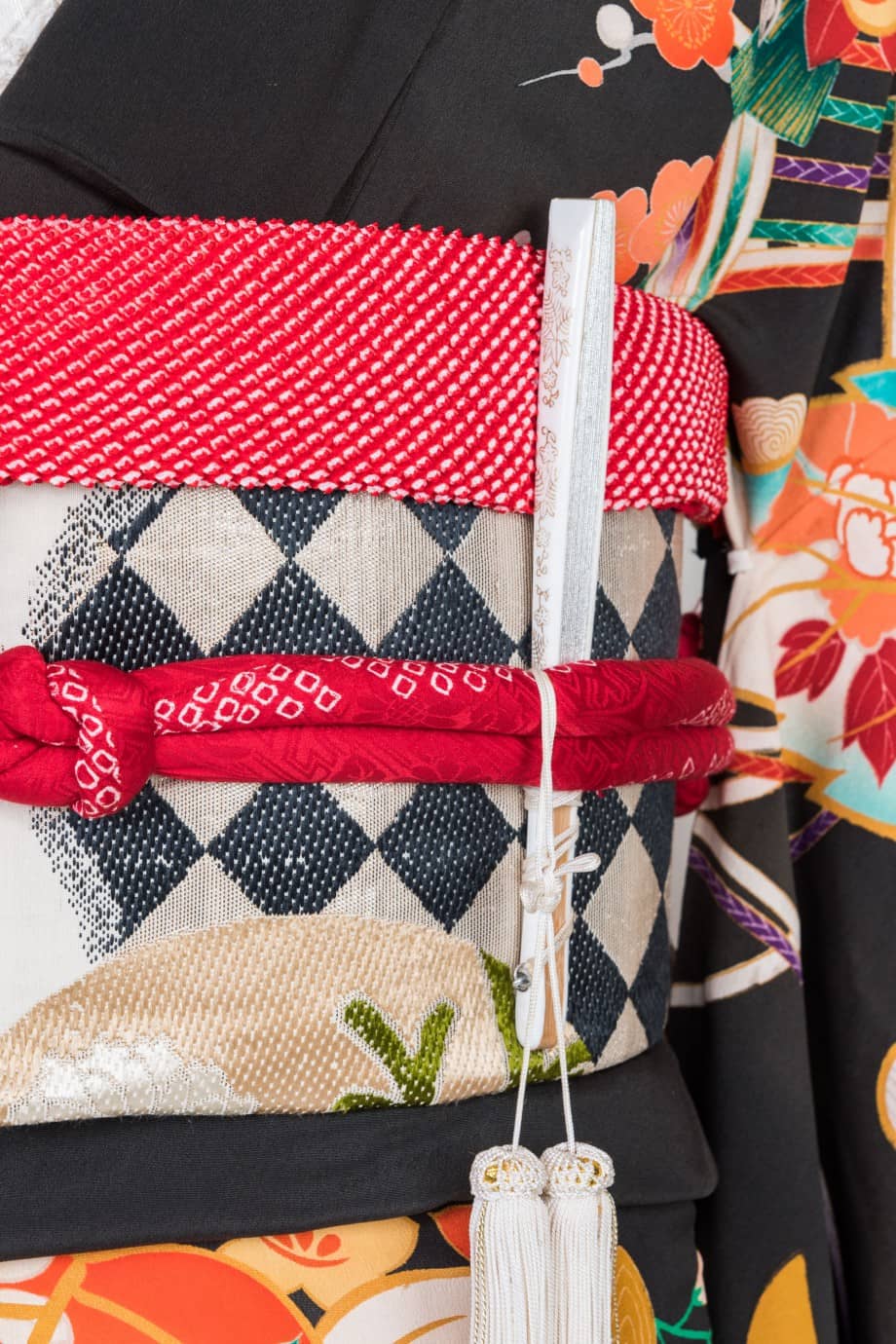 【和装の結婚式】舞い踊る檜扇に御所車と百花繚乱の五つ紋付黒振袖