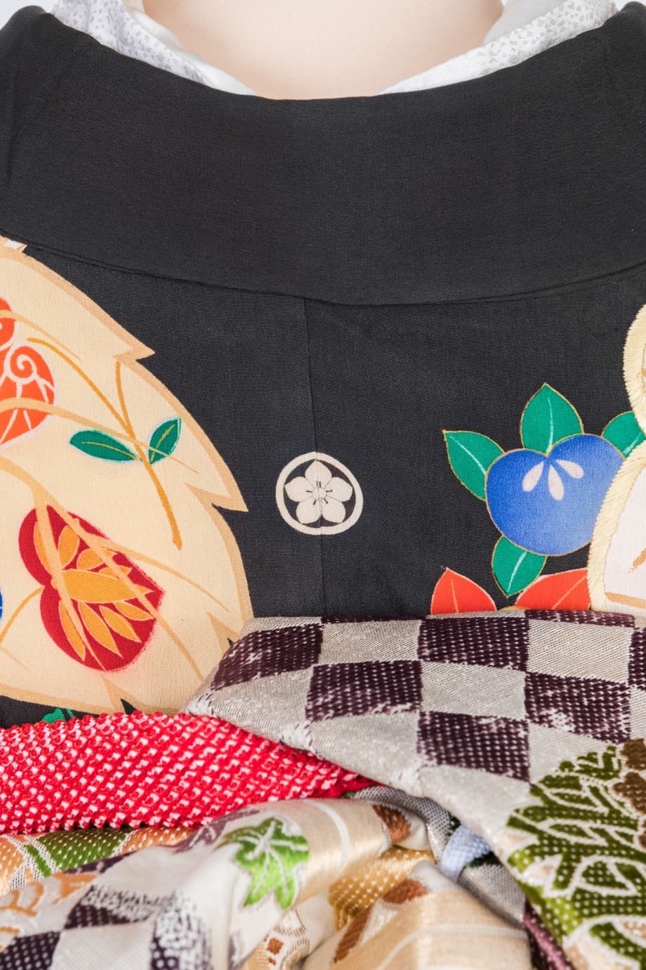 【和装の結婚式】舞い踊る檜扇に御所車と百花繚乱の五つ紋付黒振袖