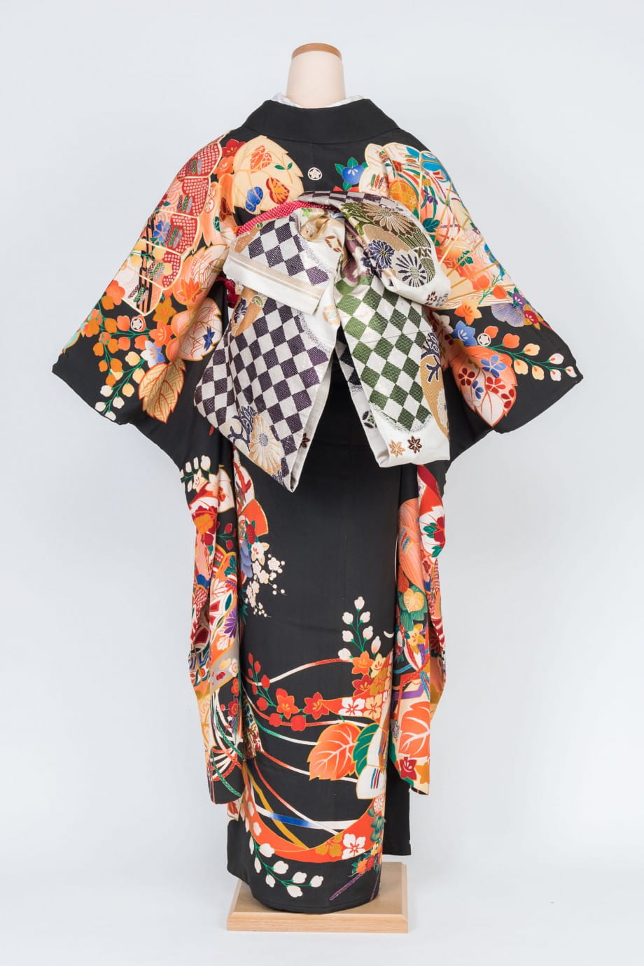 和装の結婚式】舞い踊る檜扇に御所車と百花繚乱の五つ紋付黒振袖  