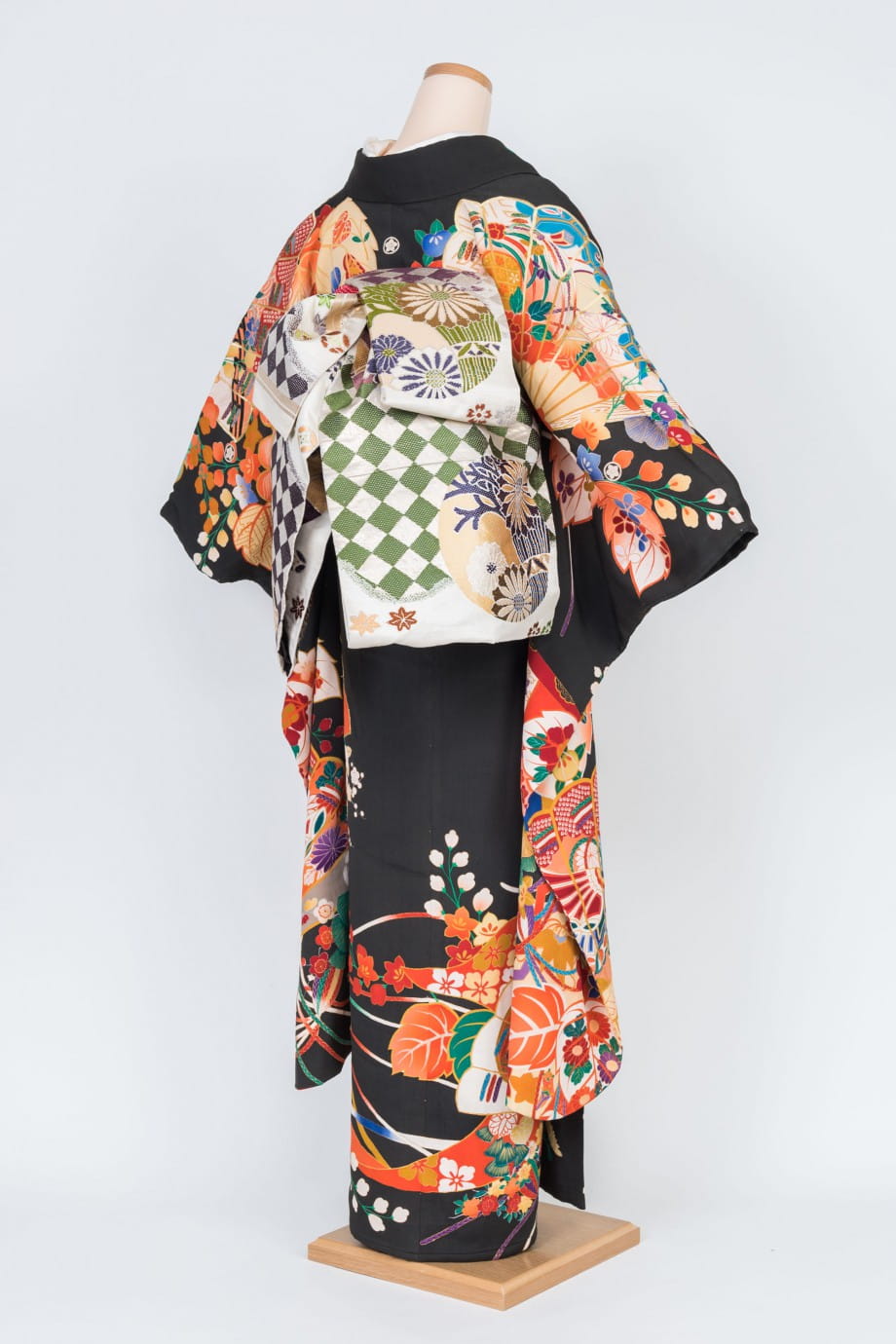 【和装の結婚式】舞い踊る檜扇に御所車と百花繚乱の五つ紋付黒振袖