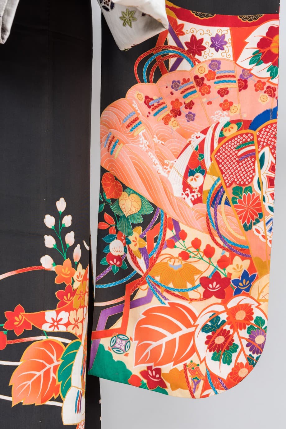 【和装の結婚式】舞い踊る檜扇に御所車と百花繚乱の五つ紋付黒振袖