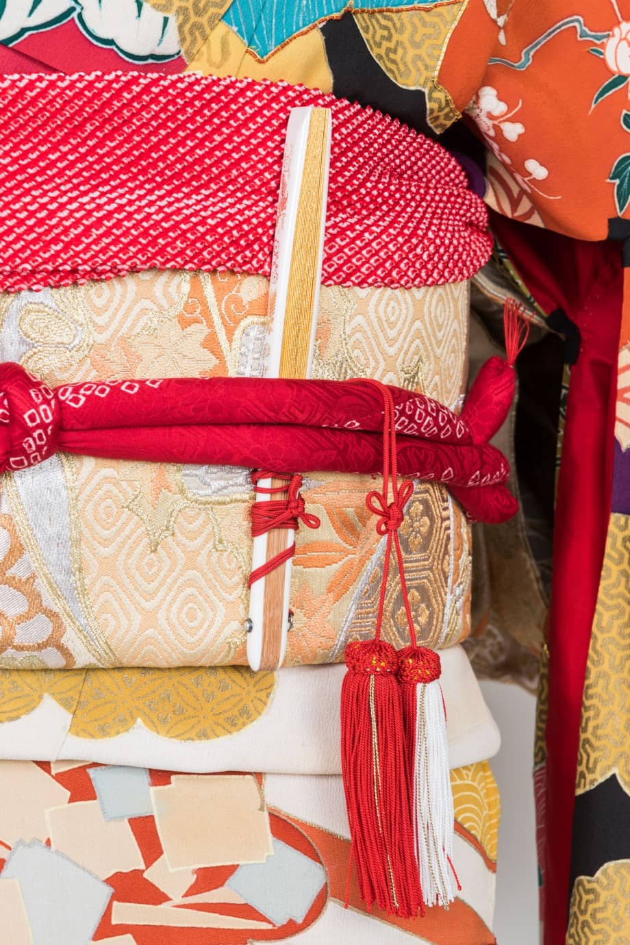 【和装の結婚式】地紙模様の手描き友禅に手刺繍の五つ紋付黒振袖