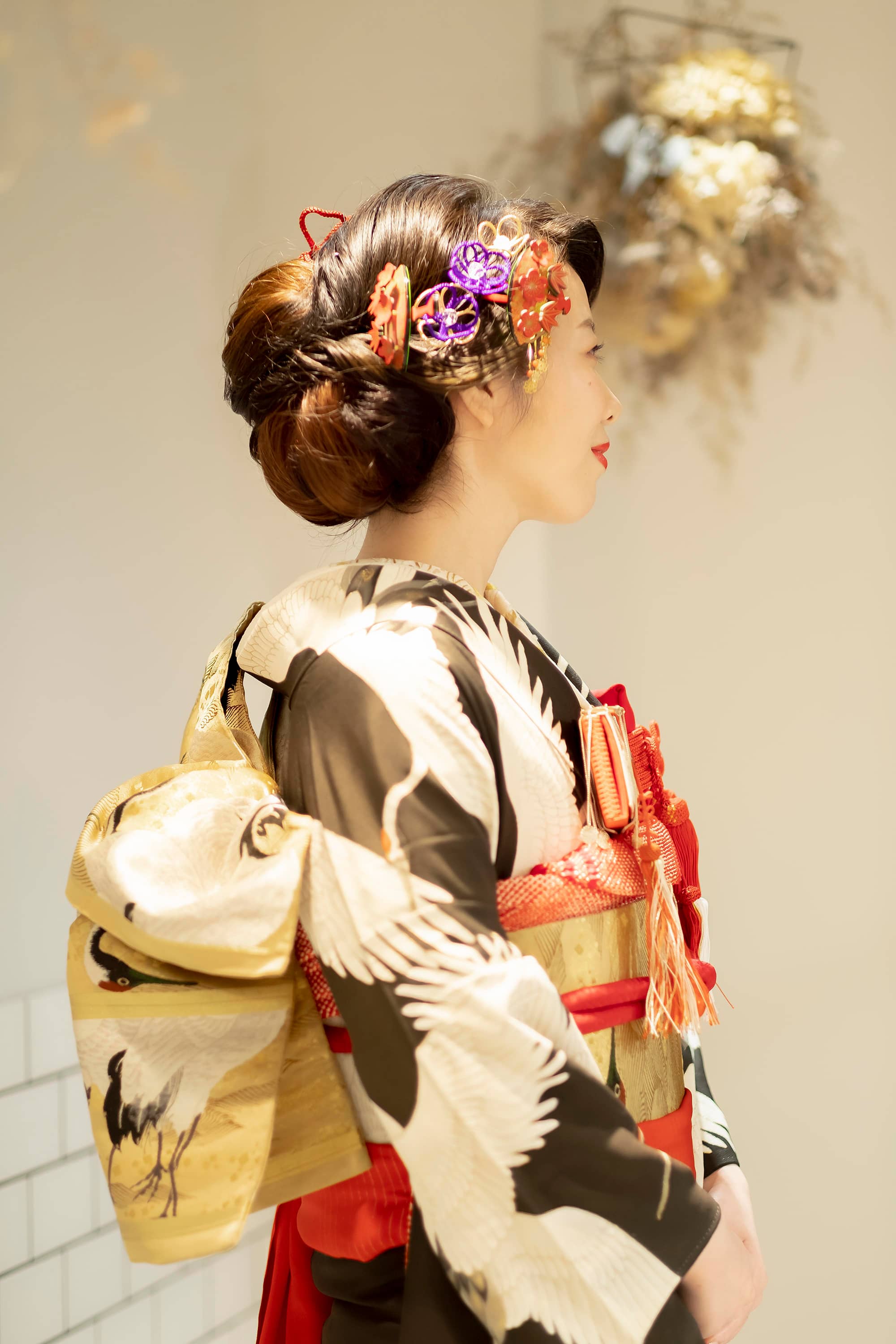 【和装の結婚式】グラデーションの松に群れ飛ぶ鶴の五つ紋付黒振袖