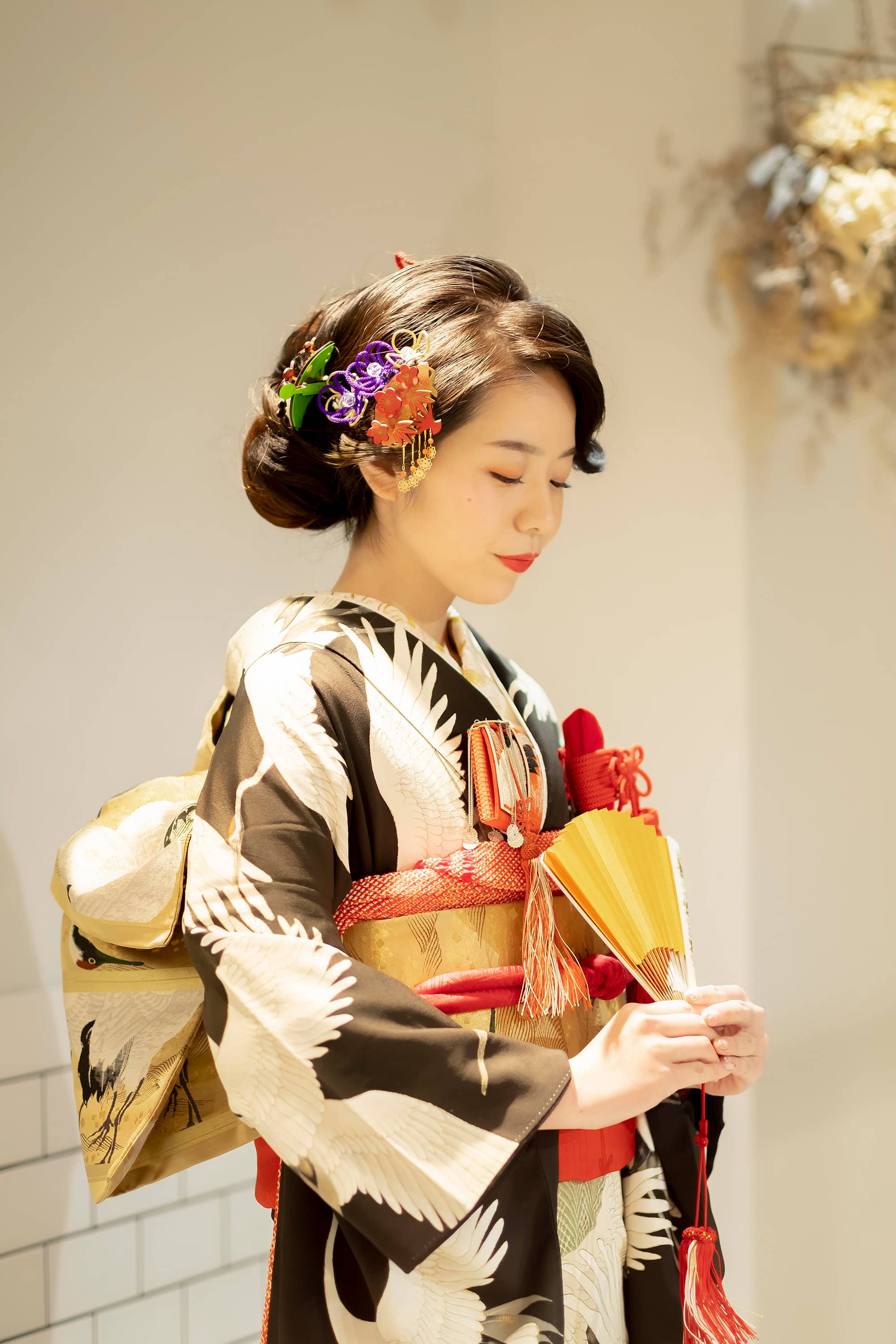 【和装の結婚式】グラデーションの松に群れ飛ぶ鶴の五つ紋付黒振袖