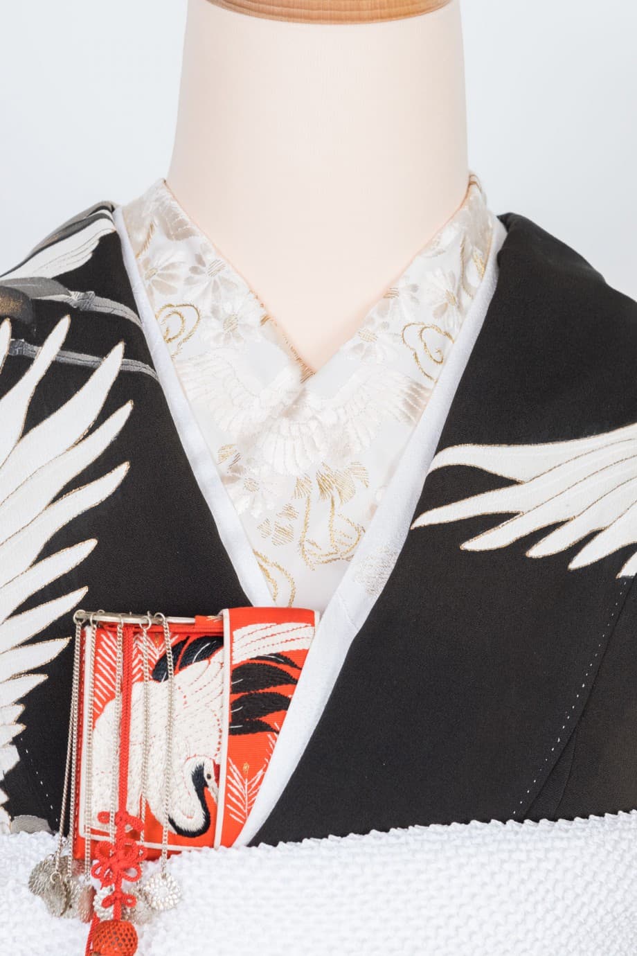 【和装の結婚式】グラデーションの松に群れ飛ぶ鶴の五つ紋付黒振袖