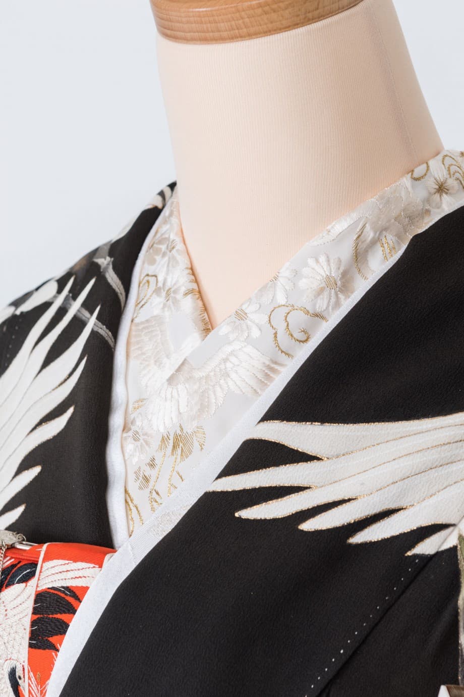 【和装の結婚式】グラデーションの松に群れ飛ぶ鶴の五つ紋付黒振袖