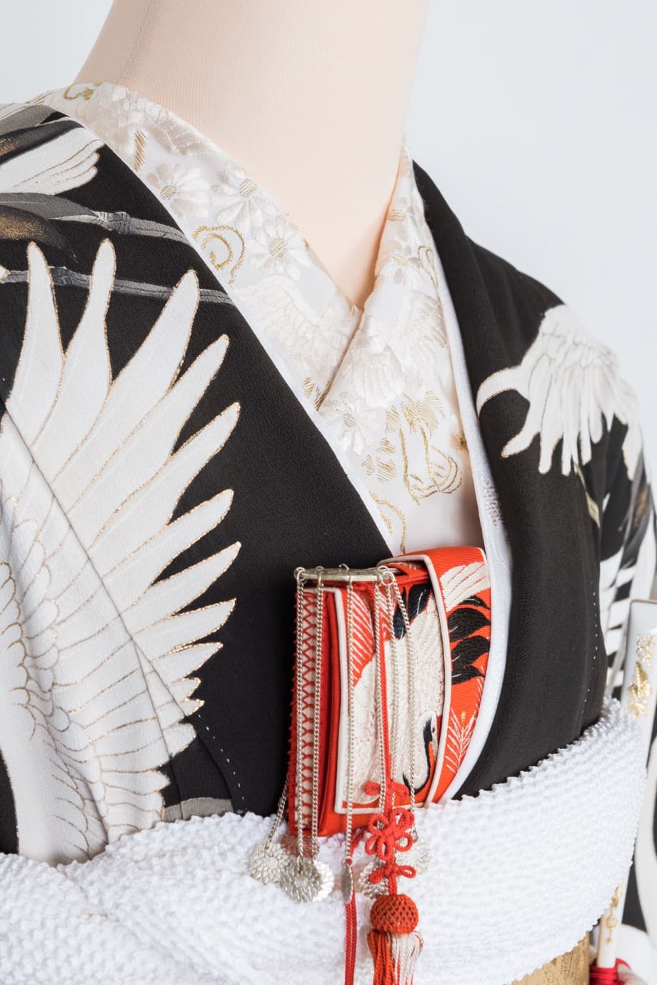 【和装の結婚式】グラデーションの松に群れ飛ぶ鶴の五つ紋付黒振袖