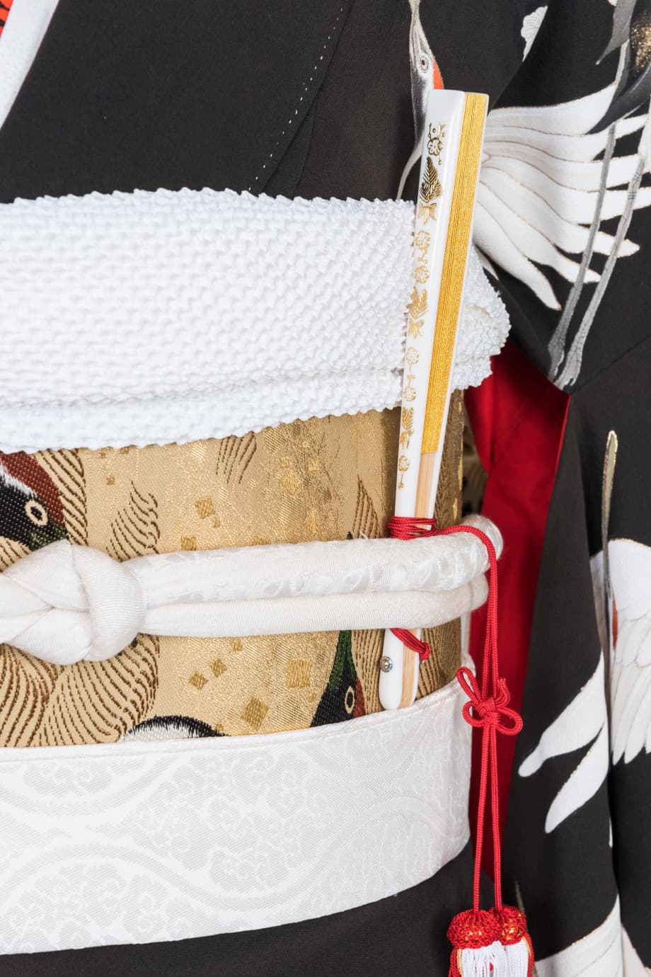 【和装の結婚式】グラデーションの松に群れ飛ぶ鶴の五つ紋付黒振袖