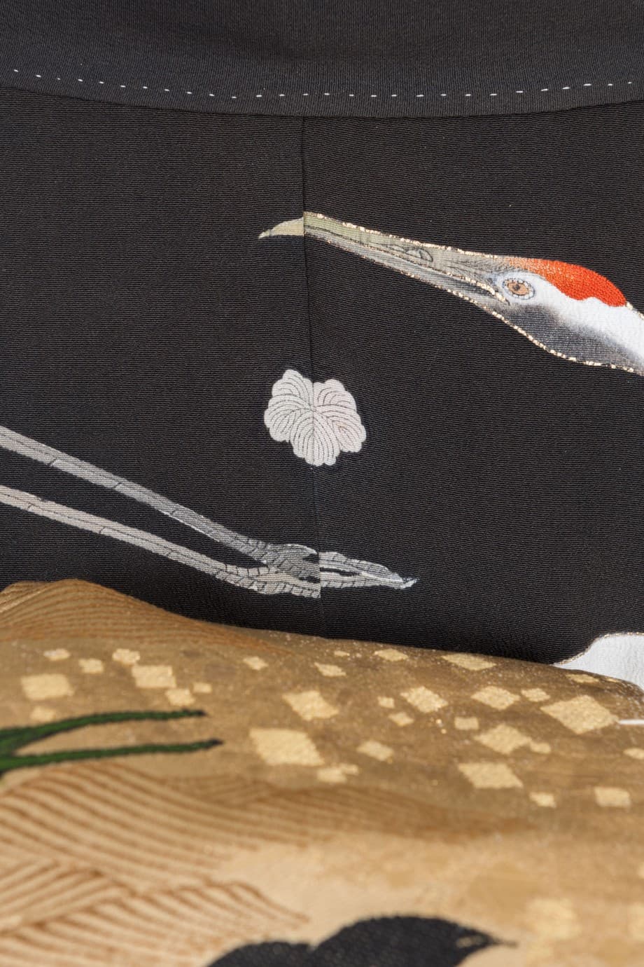 【和装の結婚式】グラデーションの松に群れ飛ぶ鶴の五つ紋付黒振袖