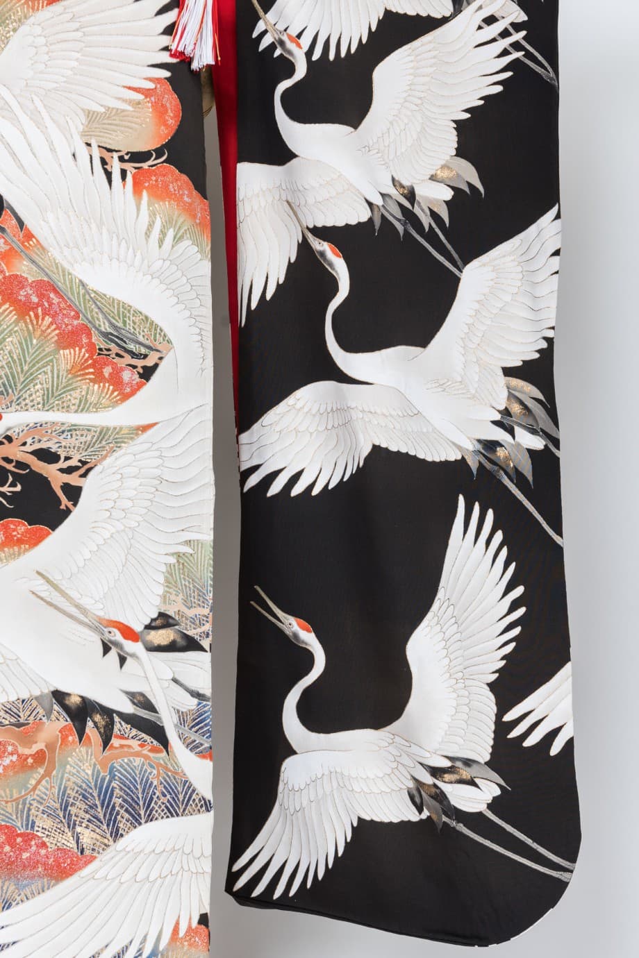 【和装の結婚式】グラデーションの松に群れ飛ぶ鶴の五つ紋付黒振袖