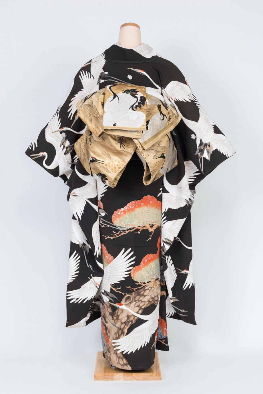 【和装の結婚式】グラデーションの松に群れ飛ぶ鶴の五つ紋付黒振袖