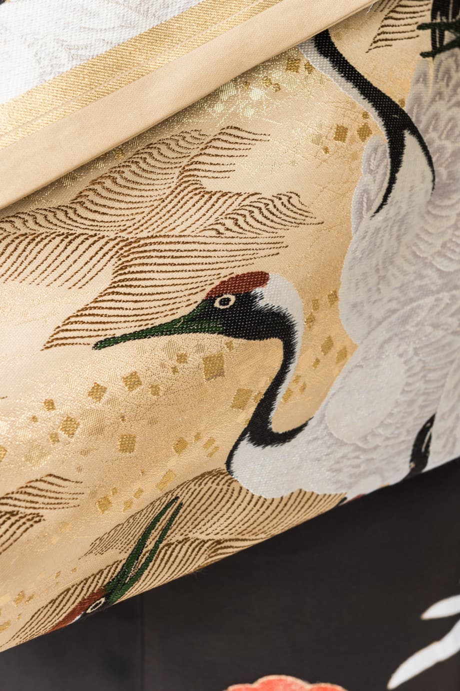 【和装の結婚式】グラデーションの松に群れ飛ぶ鶴の五つ紋付黒振袖