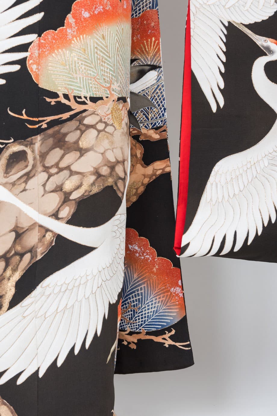 【和装の結婚式】グラデーションの松に群れ飛ぶ鶴の五つ紋付黒振袖