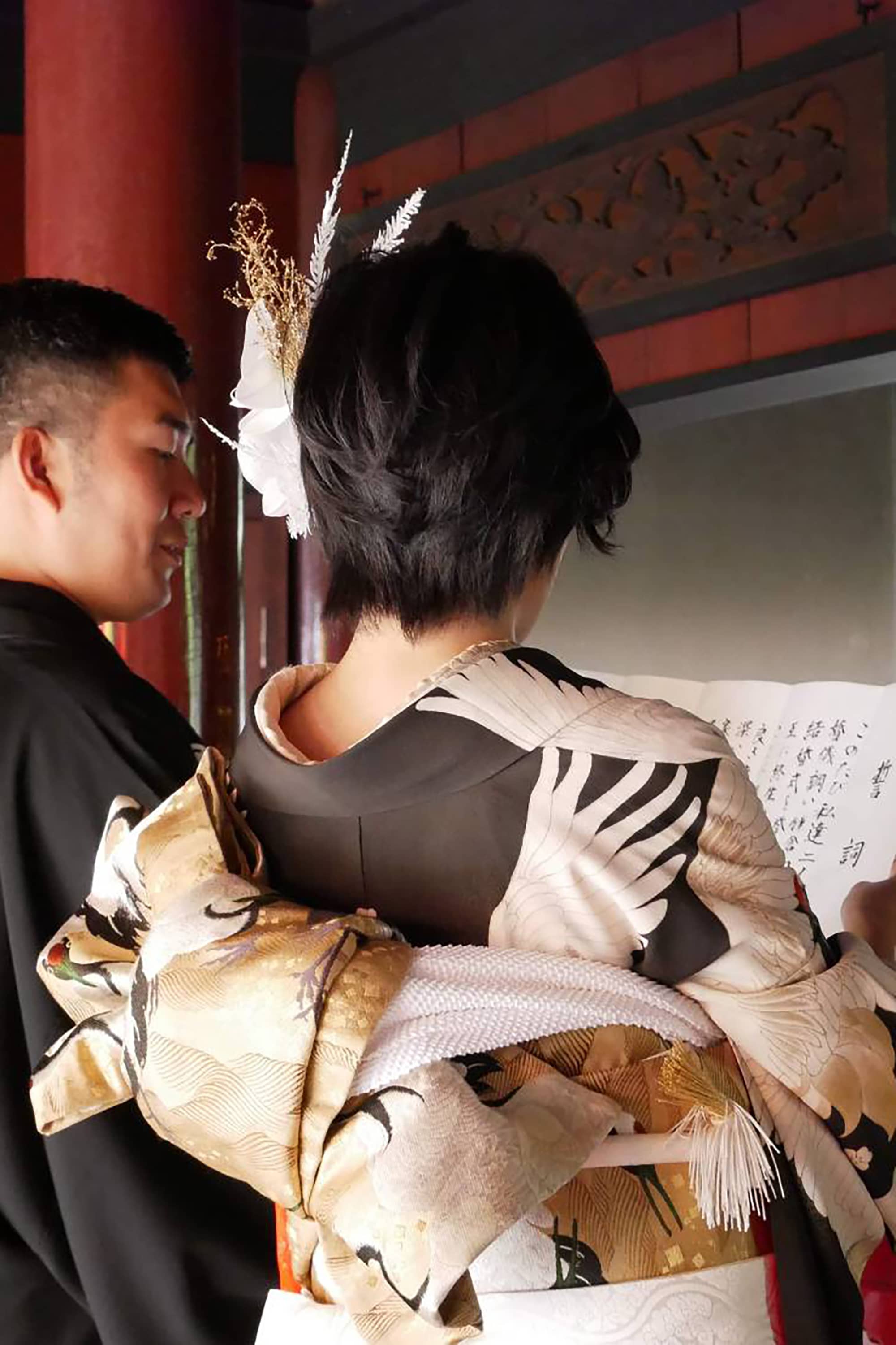 【和装の結婚式】グラデーションの松に群れ飛ぶ鶴の五つ紋付黒振袖