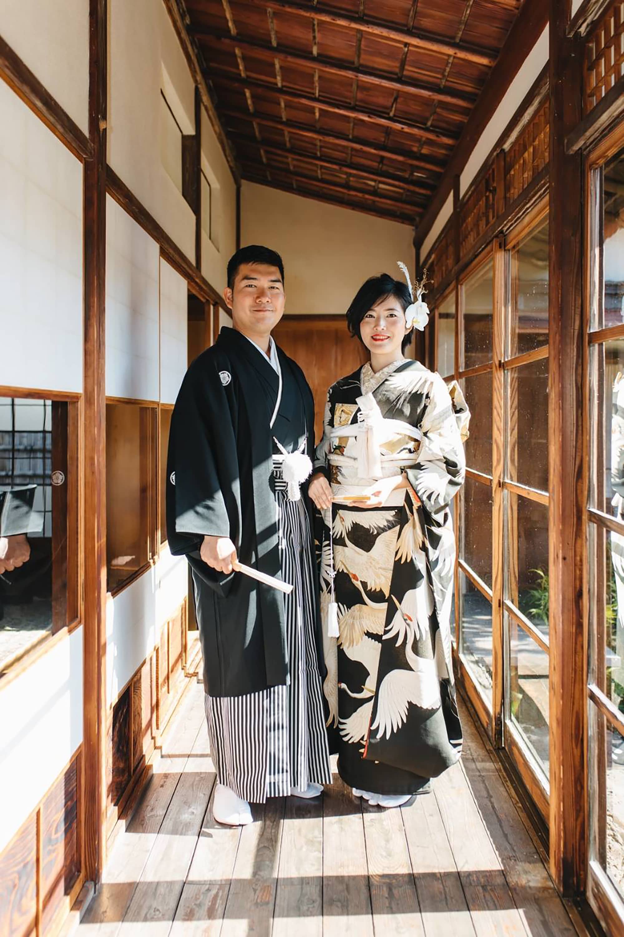 【和装の結婚式】グラデーションの松に群れ飛ぶ鶴の五つ紋付黒振袖