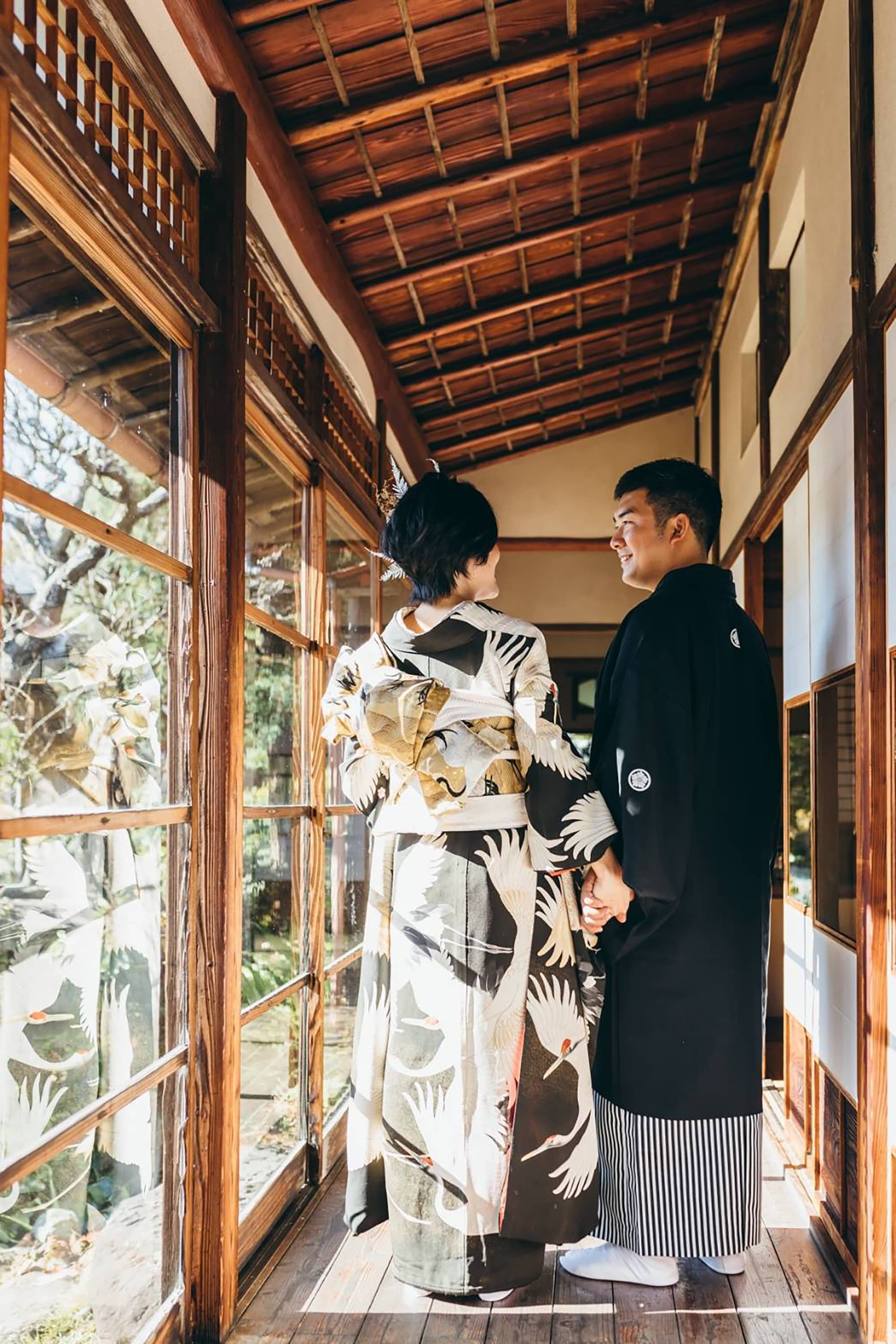 【和装の結婚式】グラデーションの松に群れ飛ぶ鶴の五つ紋付黒振袖