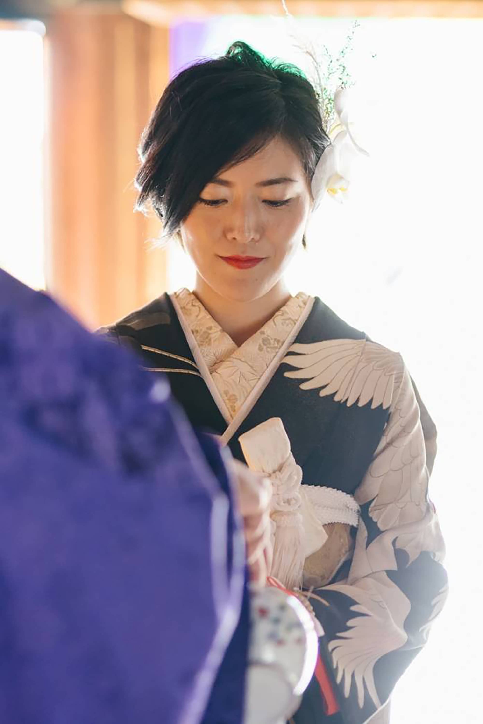 【和装の結婚式】グラデーションの松に群れ飛ぶ鶴の五つ紋付黒振袖