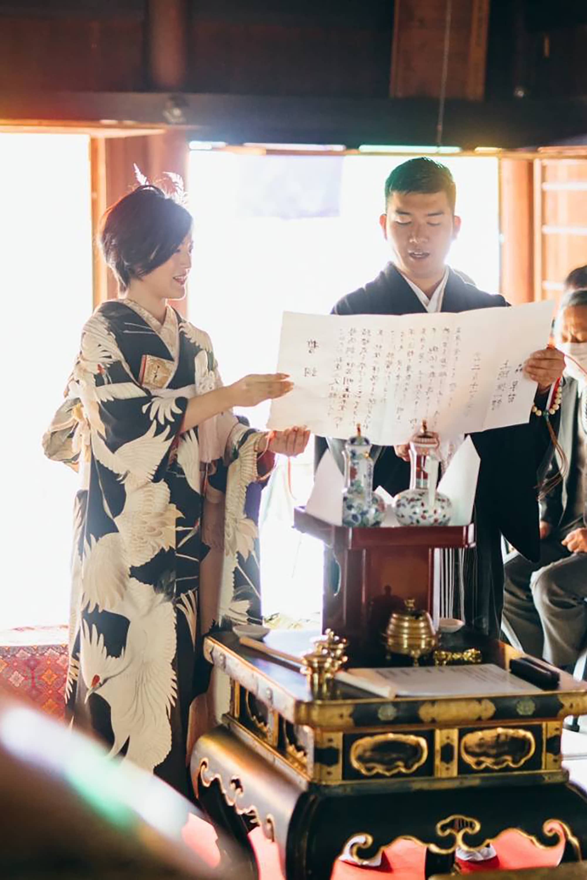 【和装の結婚式】グラデーションの松に群れ飛ぶ鶴の五つ紋付黒振袖