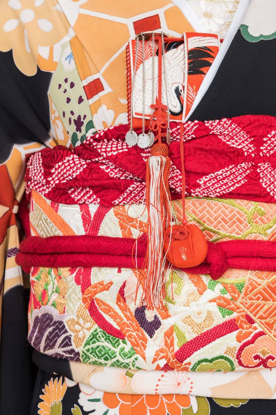 【和装の結婚式】黒い雲取紋様に花丸紋と扇の五つ紋付黒振袖