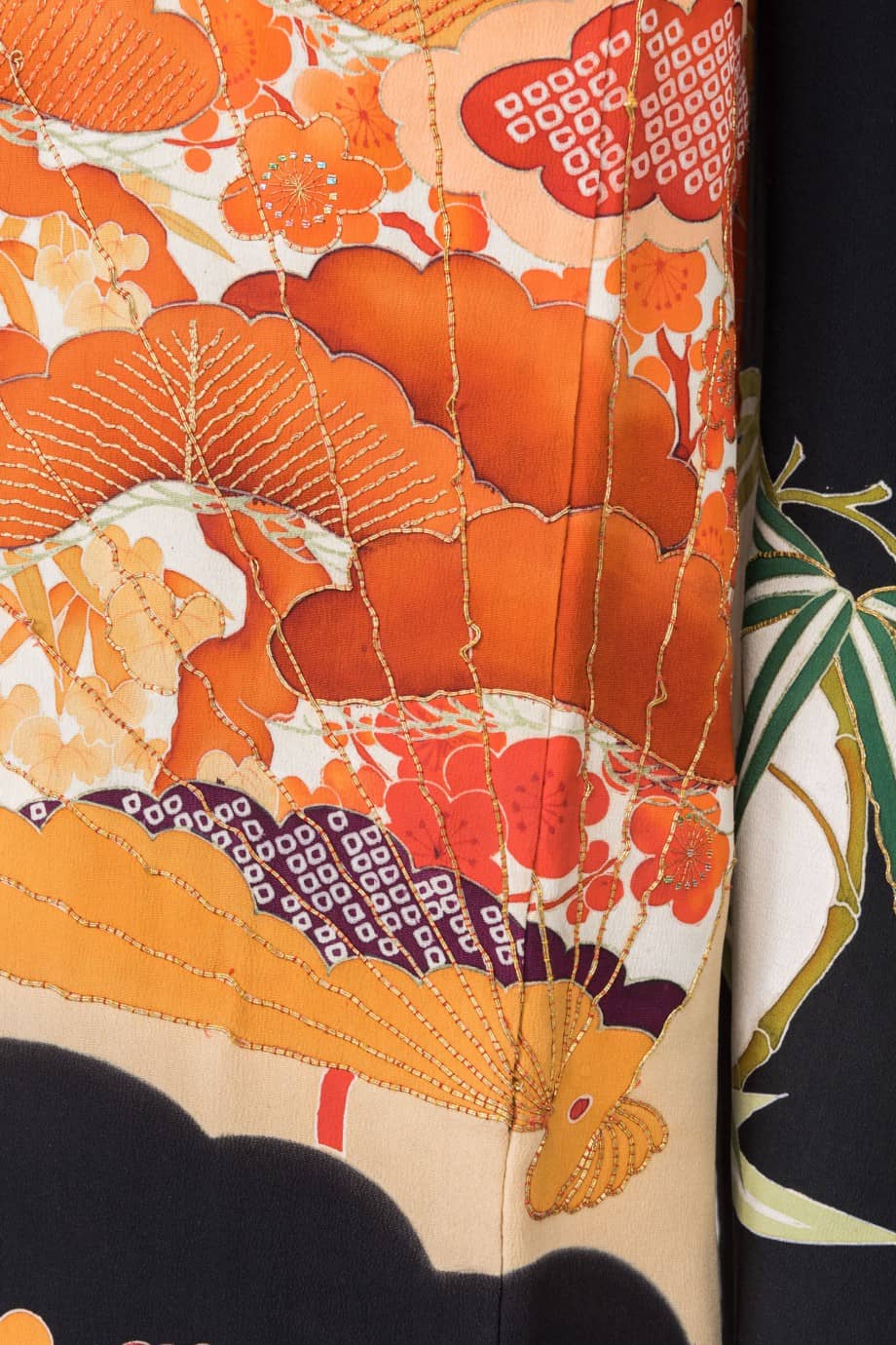 【和装の結婚式】黒い雲取紋様に花丸紋と扇の五つ紋付黒振袖