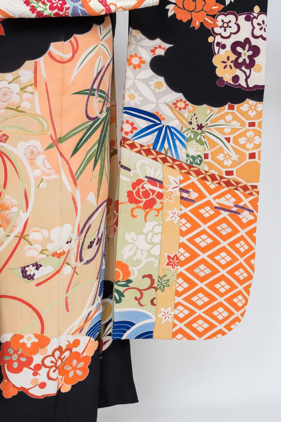 【和装の結婚式】黒い雲取紋様に花丸紋と扇の五つ紋付黒振袖