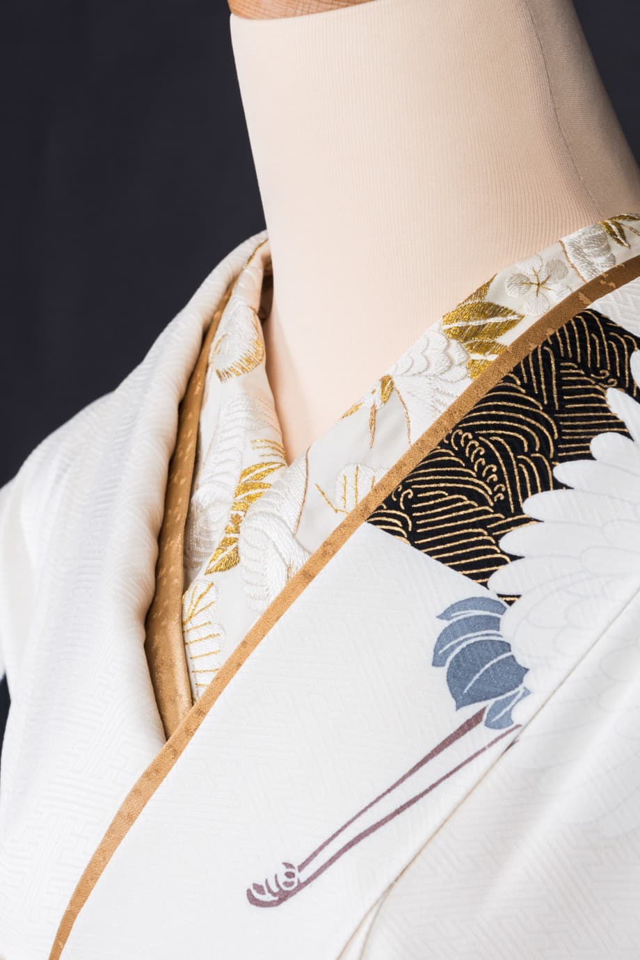 【和装の結婚式】鶴尽くし、金尽くしの黒振袖