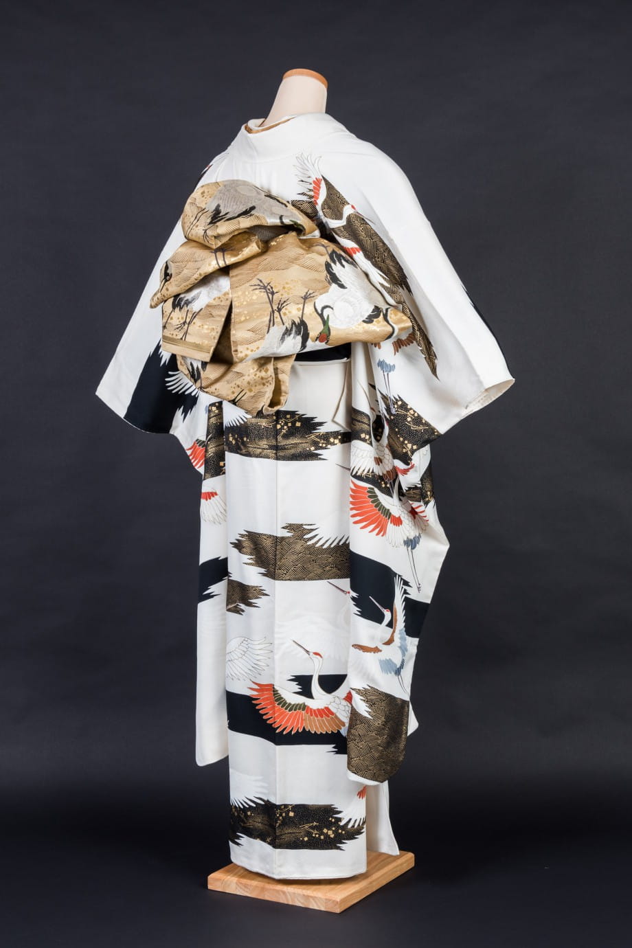 【和装の結婚式】鶴尽くし、金尽くしの黒振袖