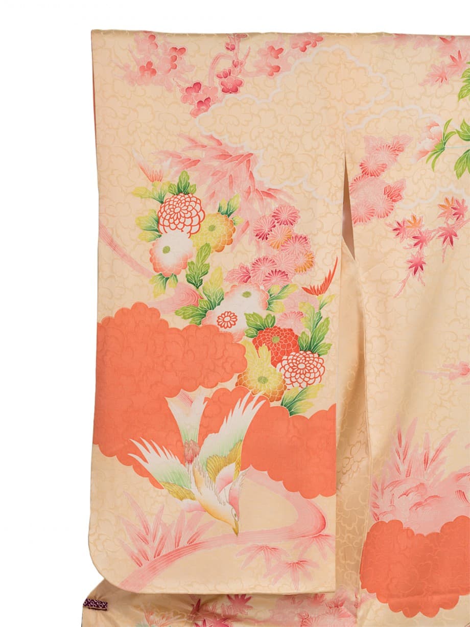 【袴レンタル】卒業式 | ピーチベージュに雲取、牡丹、菊の中を鳥が舞う小振袖