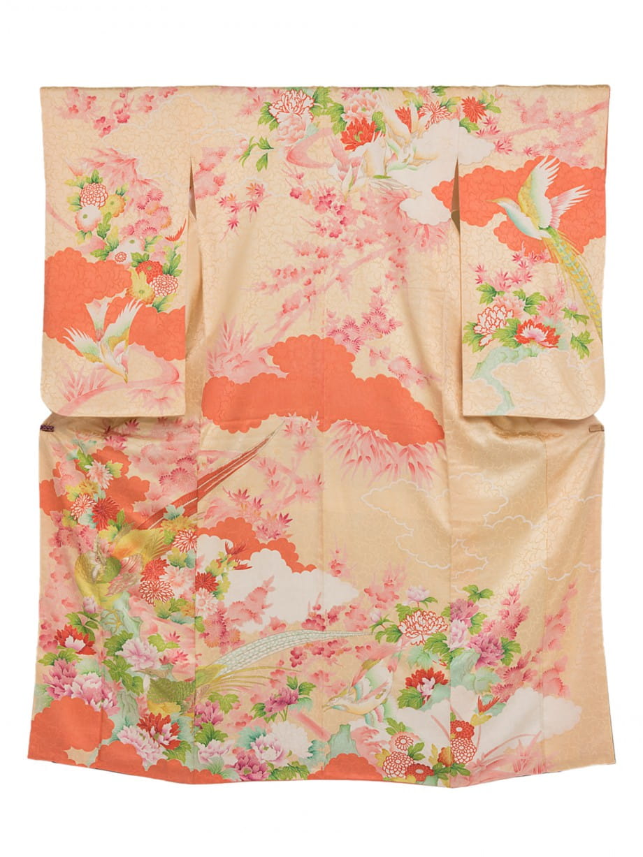 【袴レンタル】卒業式 | ピーチベージュに雲取、牡丹、菊の中を鳥が舞う小振袖