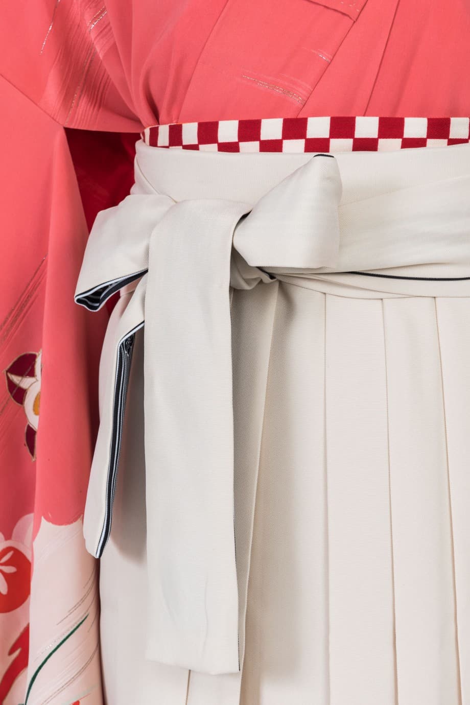 【袴レンタル】卒業式 | ピンクの綸子に漆が織り込まれた吉祥柄の着物