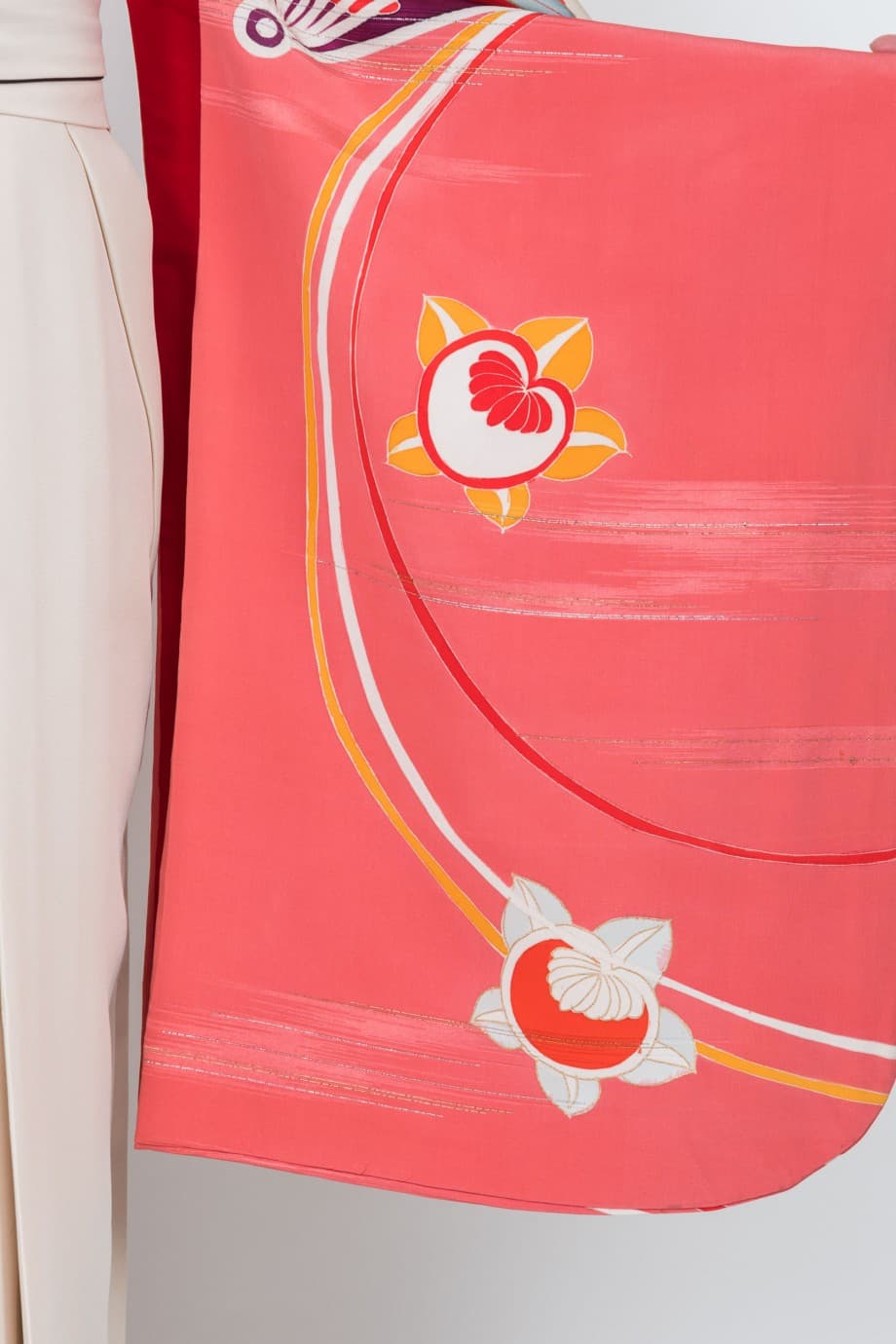 【袴レンタル】卒業式 | ピンクの綸子に漆が織り込まれた吉祥柄の着物