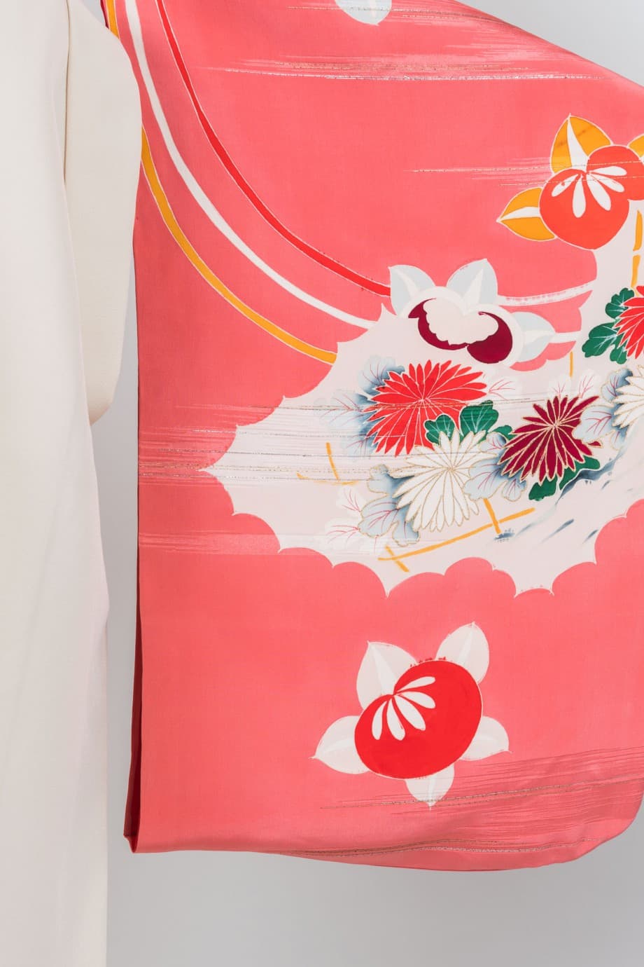 【袴レンタル】卒業式 | ピンクの綸子に漆が織り込まれた吉祥柄の着物