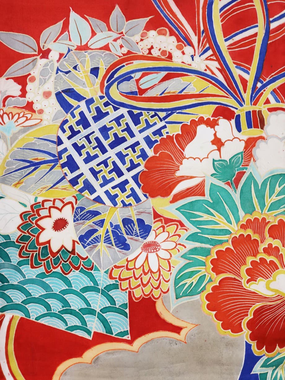 【訪問着レンタル】赤地に雲取、花薬玉の小振袖