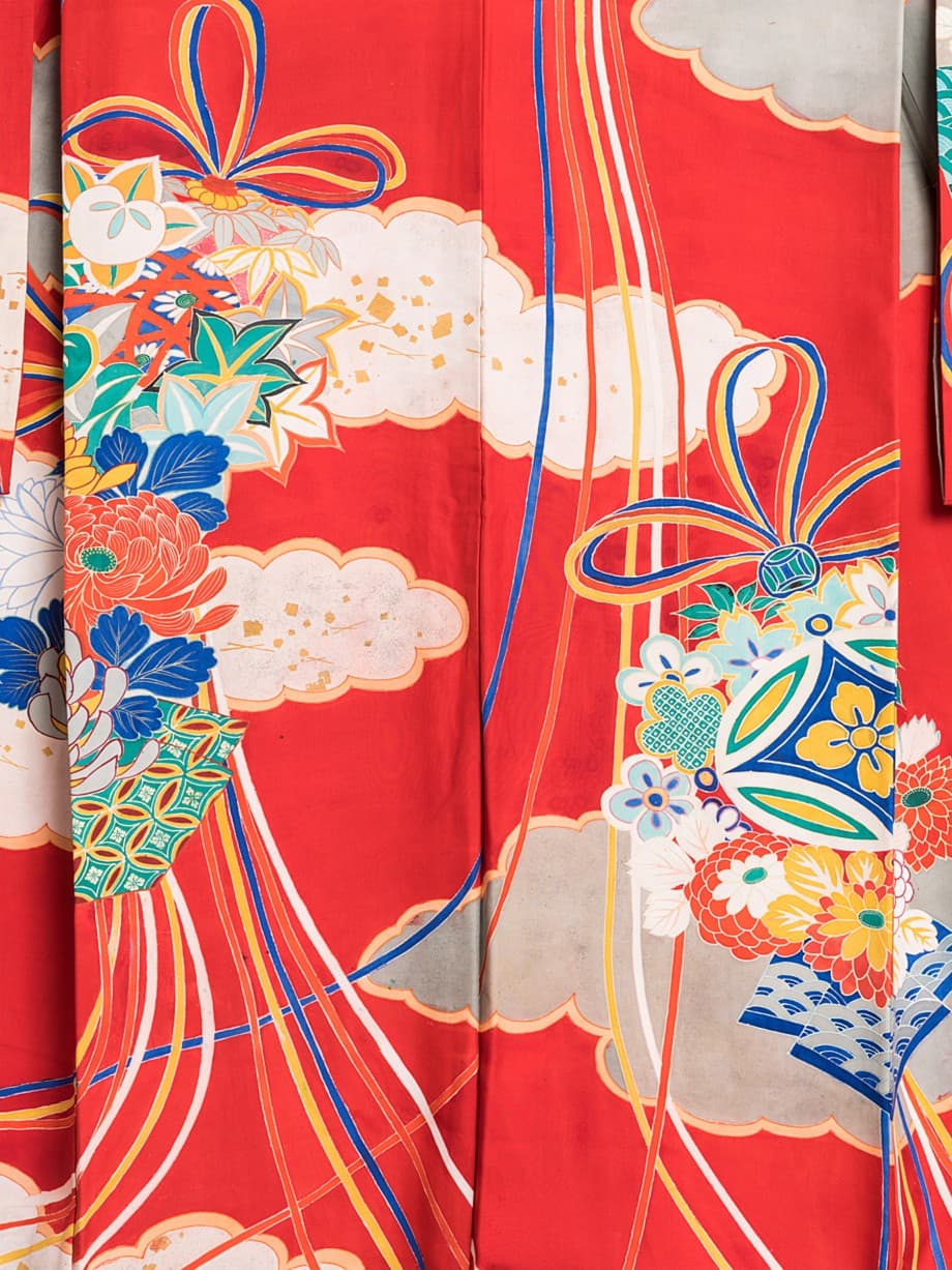 【訪問着レンタル】赤地に雲取、花薬玉の小振袖