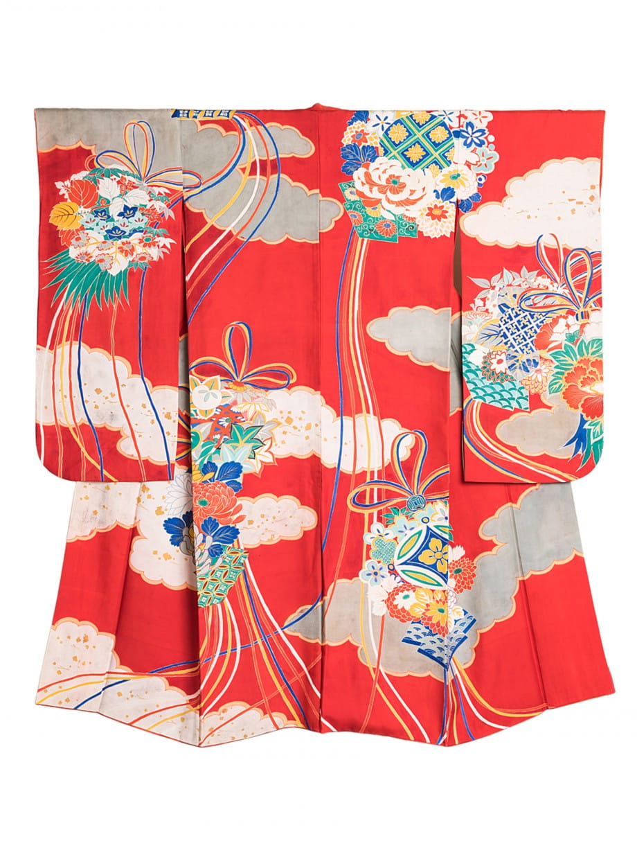 【訪問着レンタル】赤地に雲取、花薬玉の小振袖