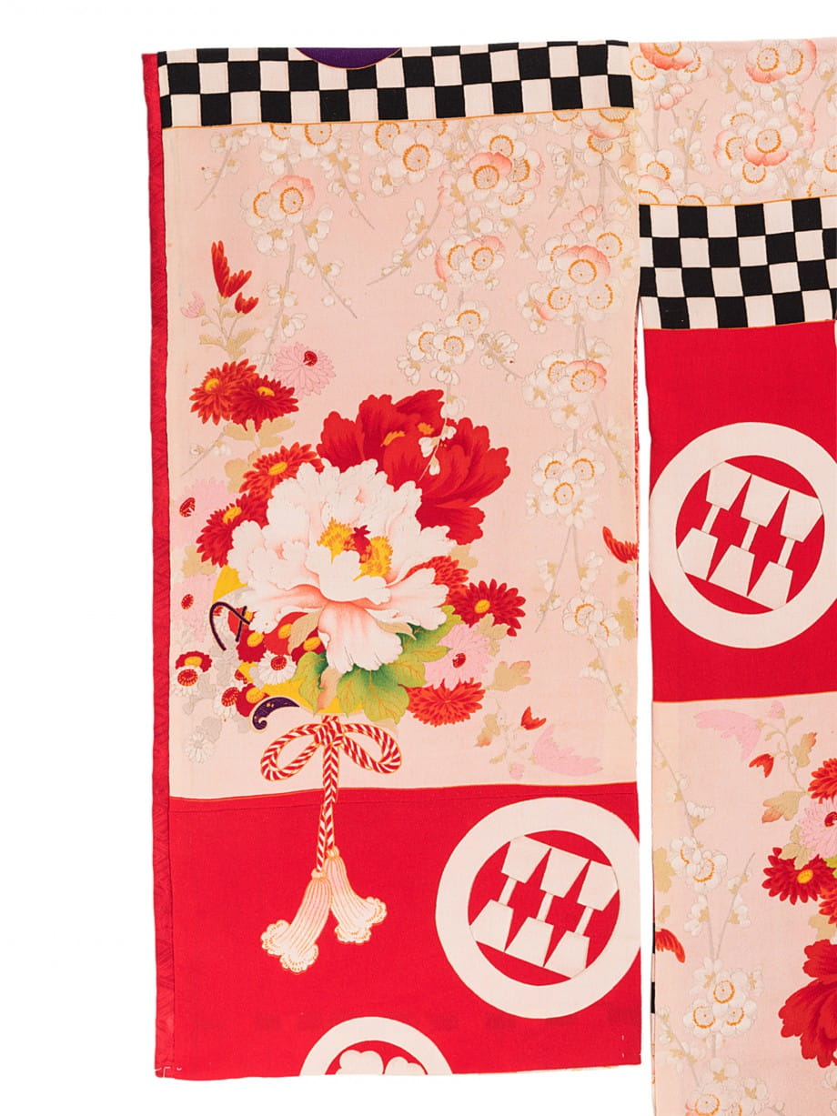 【七五三着物レンタル】ピンク色に牡丹と梅、赤地に家紋と市松紋様の七歳祝着