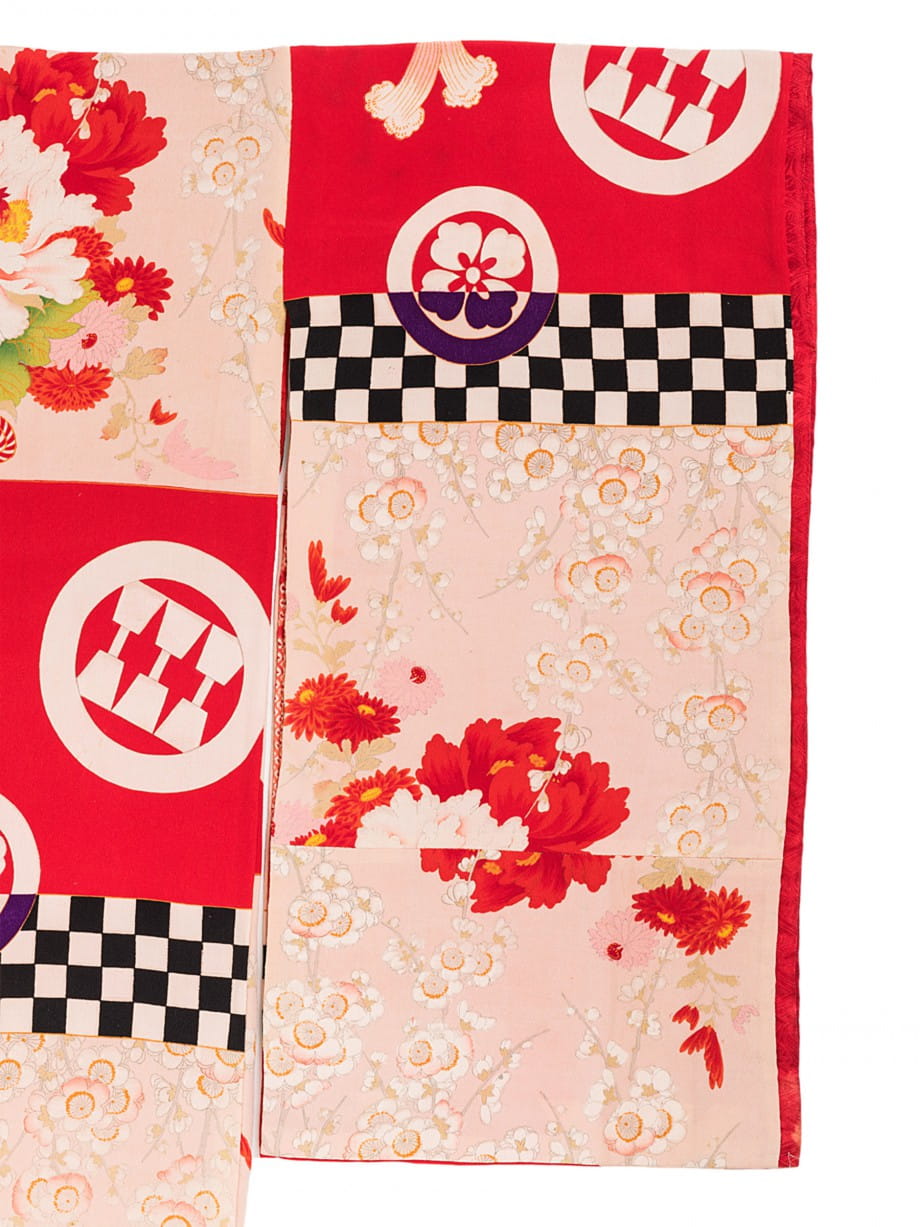 【七五三着物レンタル】ピンク色に牡丹と梅、赤地に家紋と市松紋様の七歳祝着