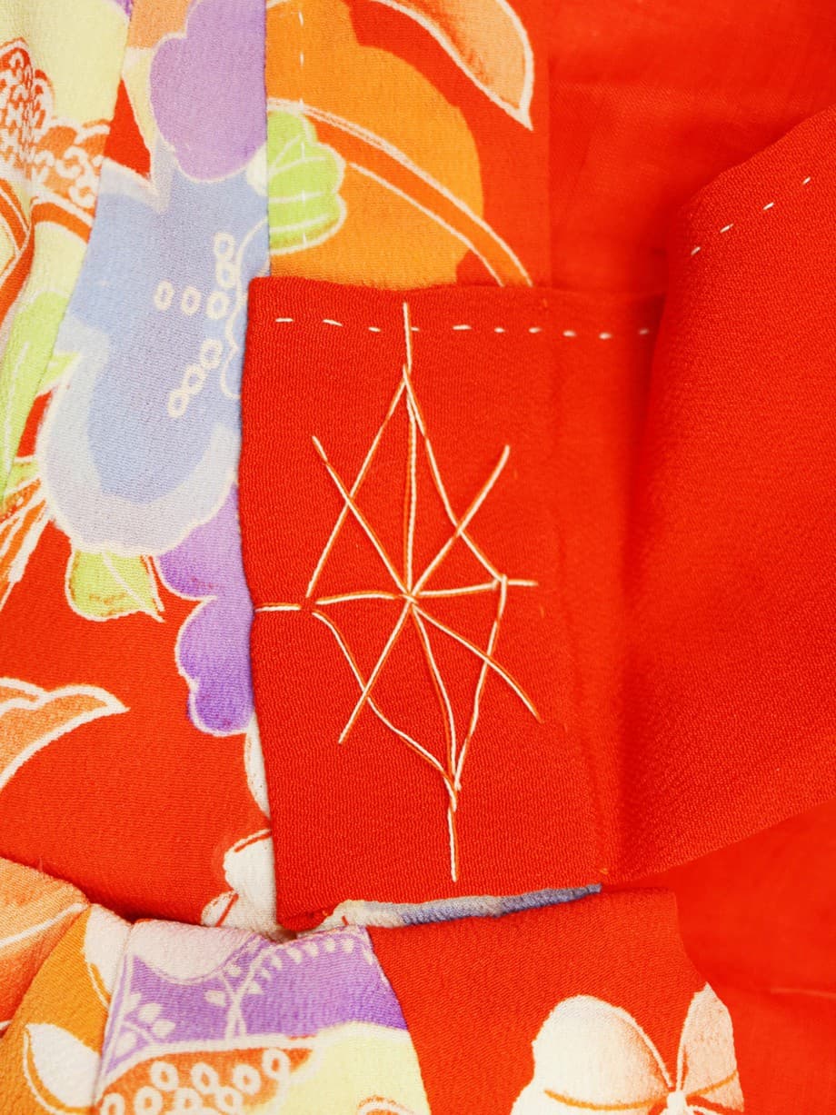 【七五三着物レンタル】深緋色にオレンジの雲取、四季の花薬玉の三歳祝着