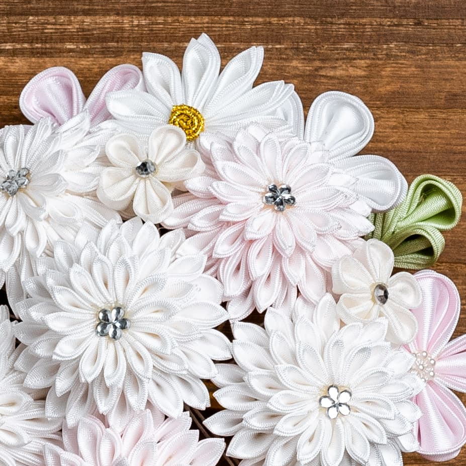 菊・梅・藤の淡色が可憐な京都のつまみ細工のかんざし