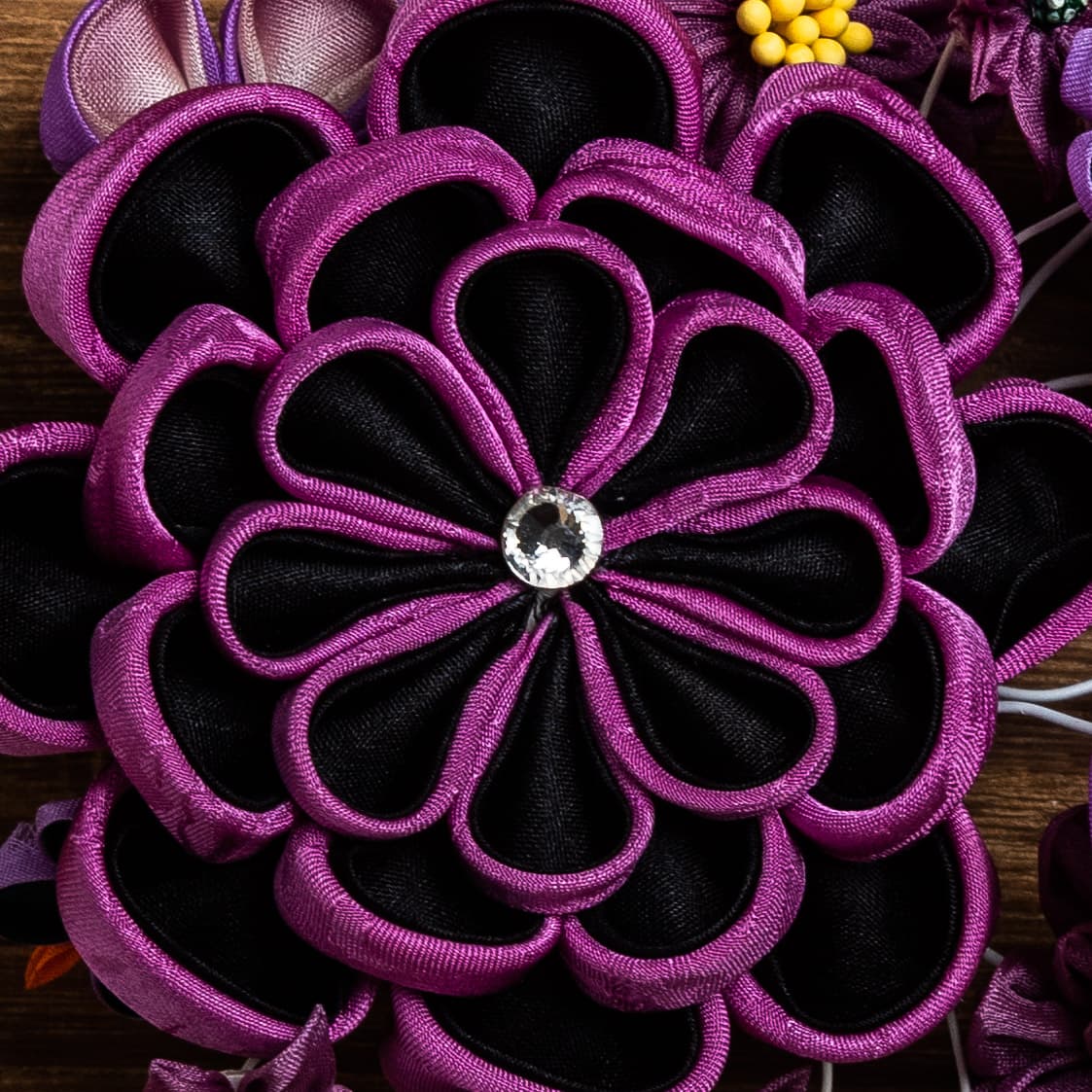 菊と梅の花が紫色でまとめられた、つまみ細工のかんざし