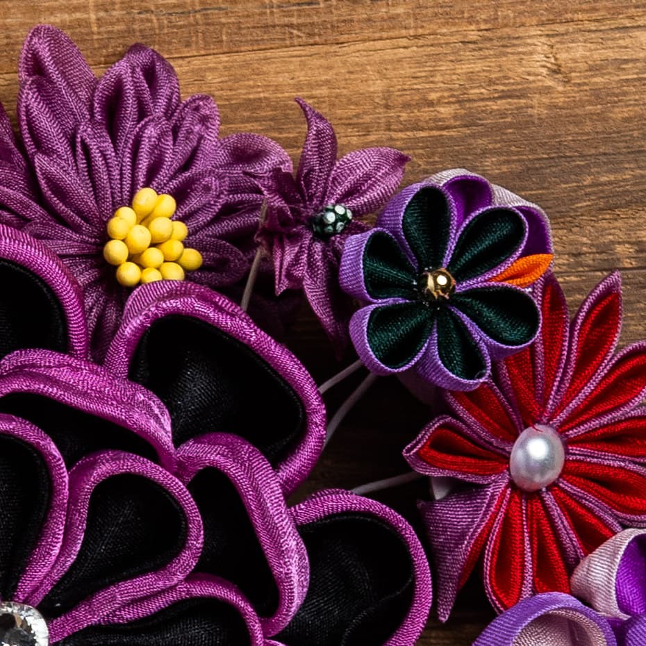 菊と梅の花が紫色でまとめられた、つまみ細工のかんざし