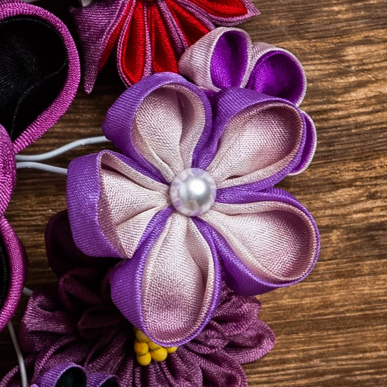 菊と梅の花が紫色でまとめられた、つまみ細工のかんざし