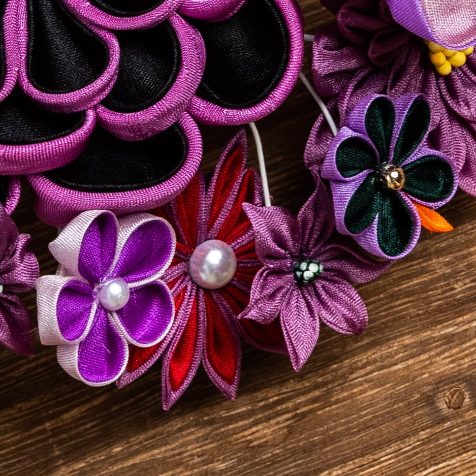 菊と梅の花が紫色でまとめられた、つまみ細工のかんざし