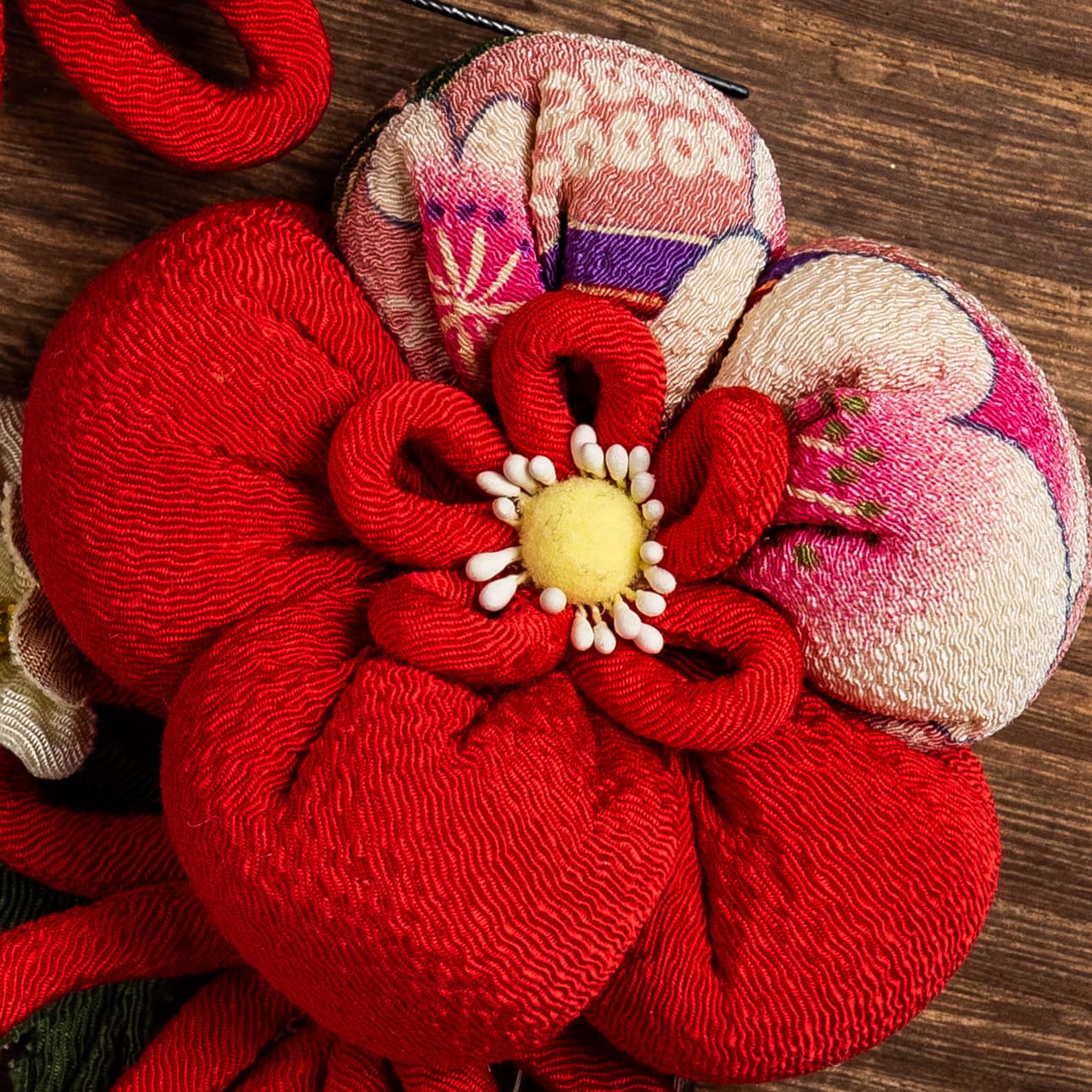 赤い梅のちりめん細工のビラビラかんざし