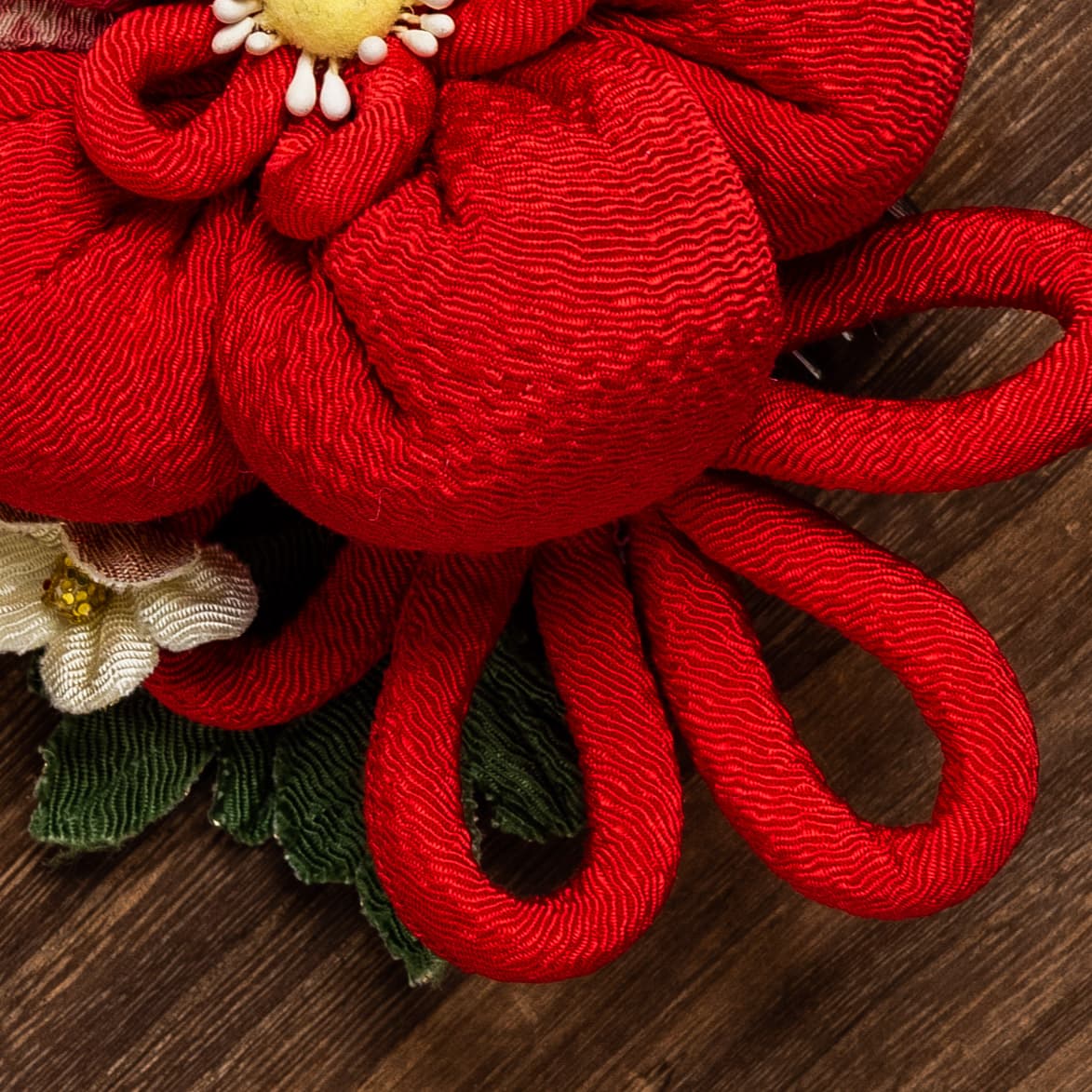 赤い梅のちりめん細工のビラビラかんざし