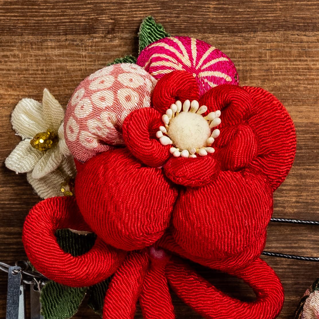 赤い梅のちりめん細工のビラビラかんざし