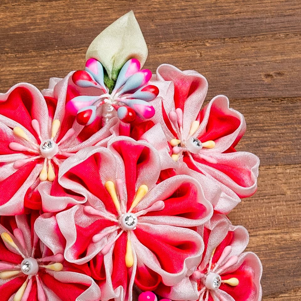 紅白の小花と藤の房下がりのつまみ細工かんざし