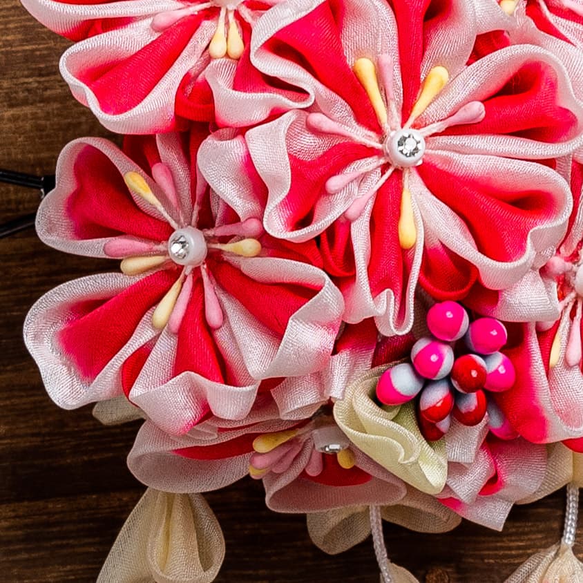 紅白の小花と藤の房下がりのつまみ細工かんざし