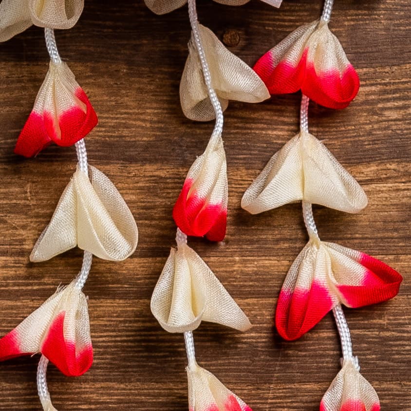 紅白の小花と藤の房下がりのつまみ細工かんざし